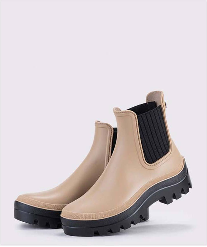 Igor Soul Black Beige kumisaappaat viistosta joustavilla sivuilla